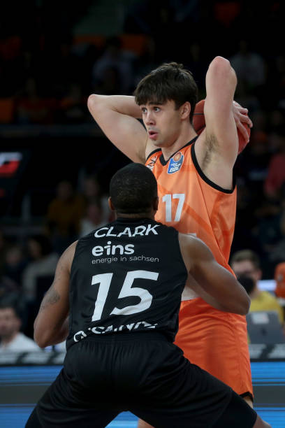 用年轻球员 用年轻球员